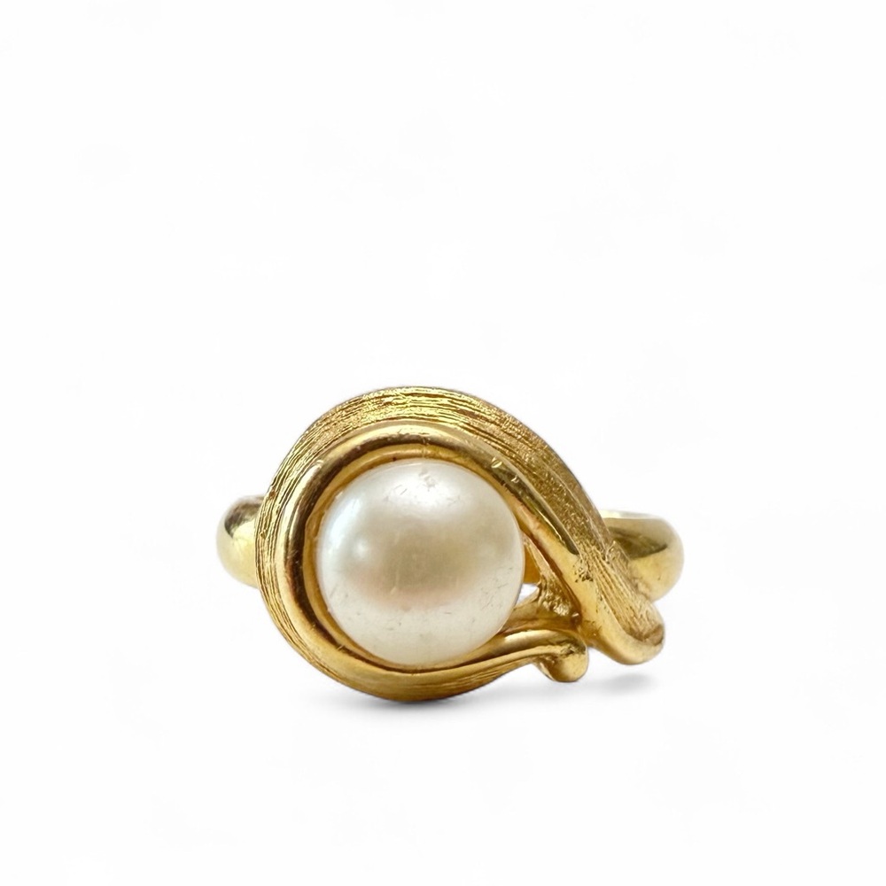 Vintage Crown Trifari Signed Faux Pearl Goldtone Ring Size 7